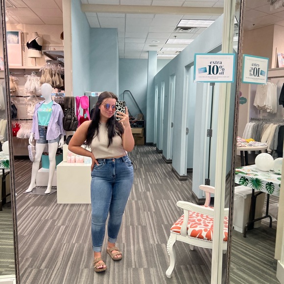 Meet your Posher, Olivia - Picture 3 of 3